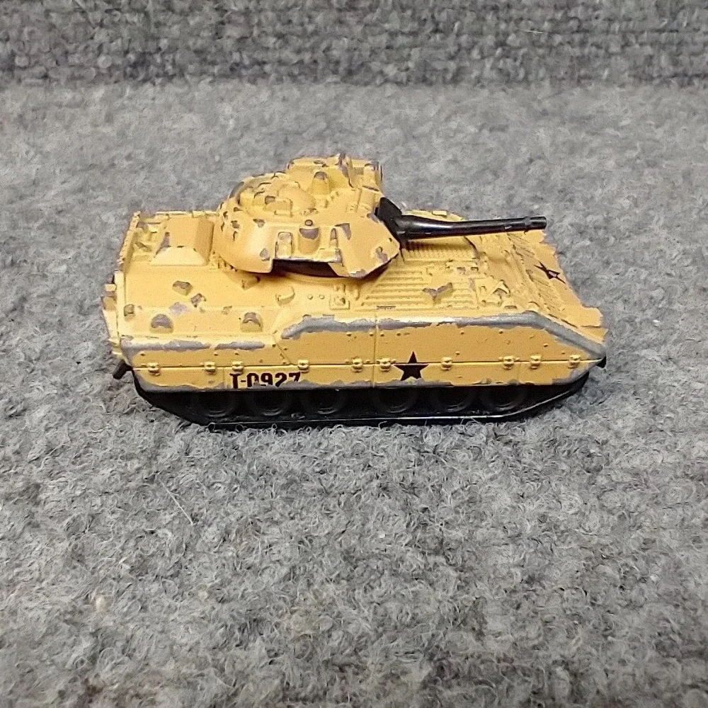 Vtg Matchbox Bradley M2 Fighting Vehicle Small Tan Camo Diecast Tank 1997